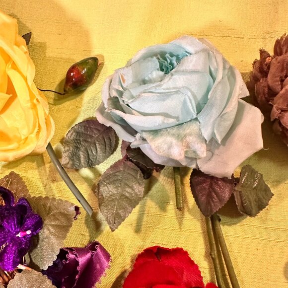 LOT of 9 Vintage Silk Millinery Flower Pins - in Christian Dior Box - Picture 5 of 15